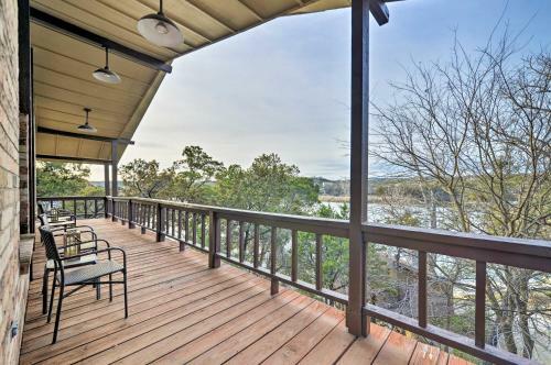 Bright N Breezy Waterfront Lake Granbury Getaway!