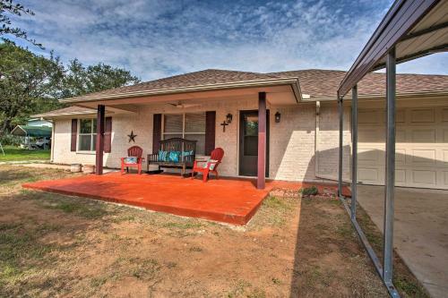 Lovely Lakeside Home With Park And Dock Access!