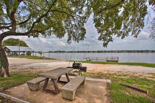 Lovely Lakeside Home With Park And Dock Access!