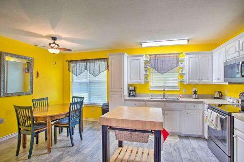 Lovely Lakeside Home With Park And Dock Access!