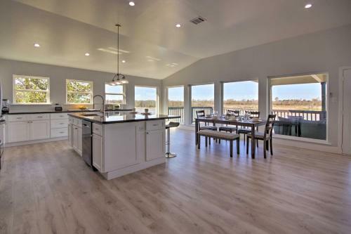 Spacious San Jacinto River Home With Waterfront Deck!