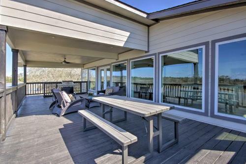 Spacious San Jacinto River Home With Waterfront Deck!