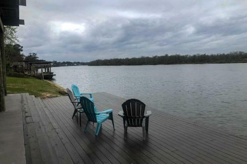 Spacious San Jacinto River Home With Waterfront Deck!