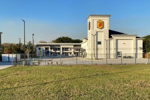 Hotel Super 8 By Wyndham Houston Nw Beltway 8