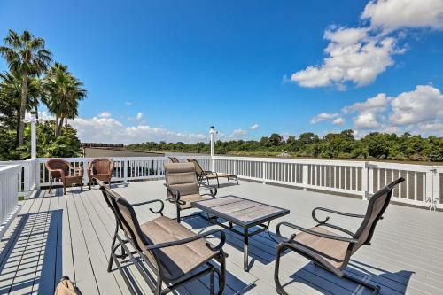 Home With Deck And Dock On San Jacinto River!