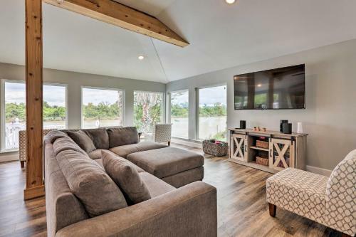 Home With Deck And Dock On San Jacinto River!