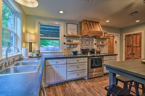 Kerrville Cottage With Rustic Charm And Backyard!