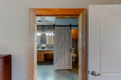 River Oaks Lookout- Unit B