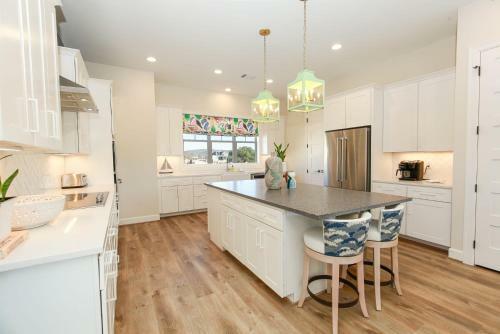Lakeside Property With Temperature Control Pool On Lake Lbj