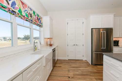 Lakeside Property With Temperature Control Pool On Lake Lbj