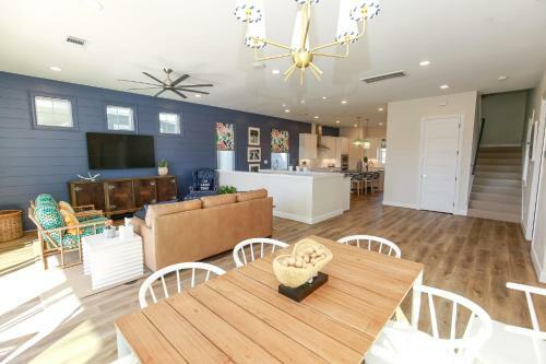 Lakeside Property With Temperature Control Pool On Lake Lbj
