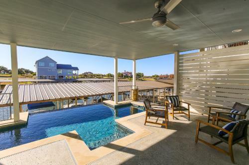 Lakeside Property With Temperature Control Pool On Lake Lbj