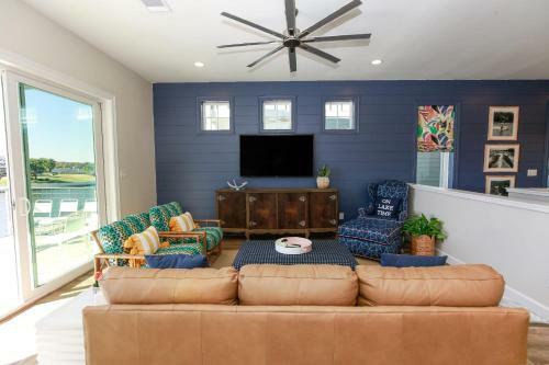 Lakeside Property With Temperature Control Pool On Lake Lbj