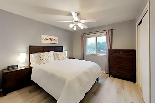 Ideal Getaway - Private Hot Tub - Walk To Lake Home