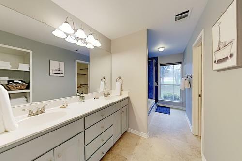 Ideal Getaway - Private Hot Tub - Walk To Lake Home