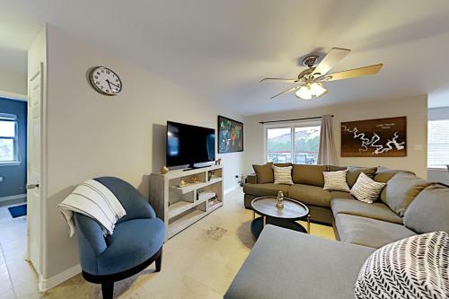Ideal Getaway - Private Hot Tub - Walk To Lake Home