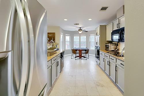 Ideal Getaway - Private Hot Tub - Walk To Lake Home