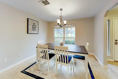 Ideal Getaway - Private Hot Tub - Walk To Lake Home