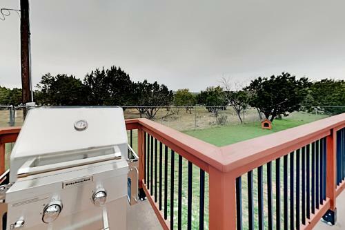 Ideal Getaway - Private Hot Tub - Walk To Lake Home