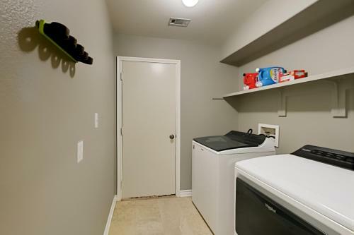 Ideal Getaway - Private Hot Tub - Walk To Lake Home