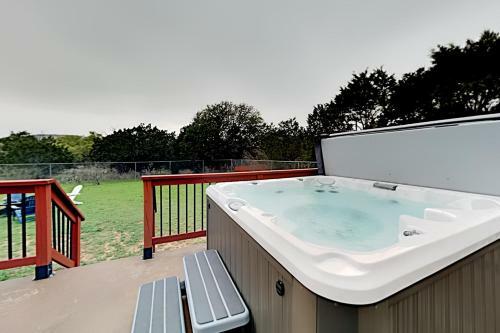 Ideal Getaway - Private Hot Tub - Walk To Lake Home