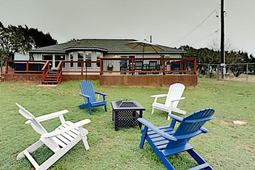 Ideal Getaway - Private Hot Tub - Walk To Lake Home