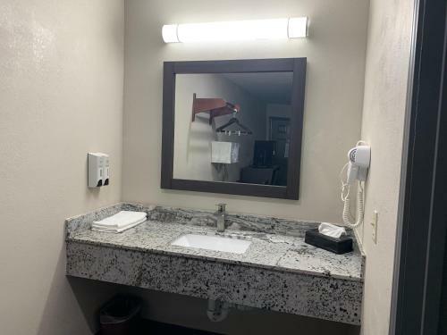 Crescent Park Motel & Suites