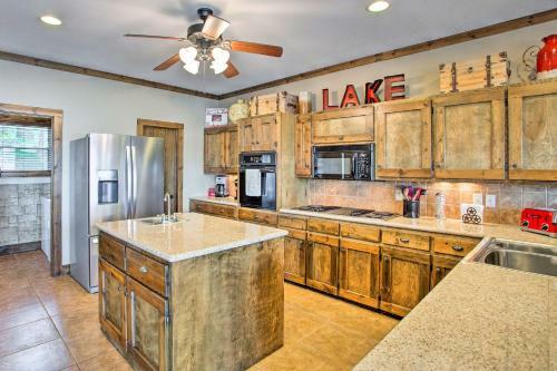 Spacious Cedar Creek Lake Home With Deck And Dock!