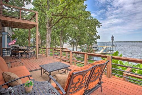 Spacious Cedar Creek Lake Home With Deck And Dock!