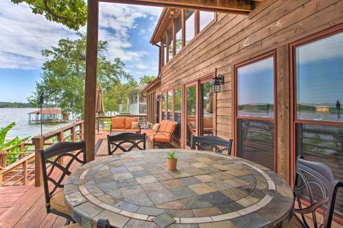 Spacious Cedar Creek Lake Home With Deck And Dock!