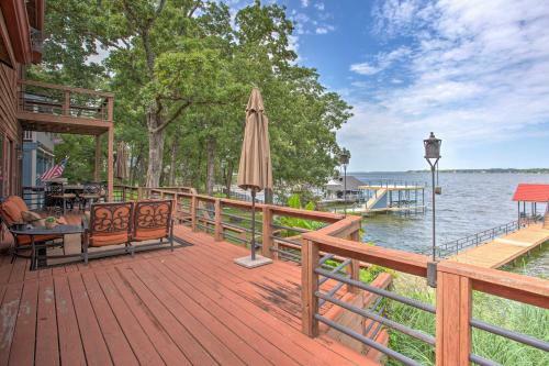 Spacious Cedar Creek Lake Home With Deck And Dock!