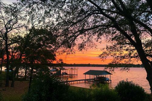 Cedar Creek Lakefront Home With Dock And Fire Pit