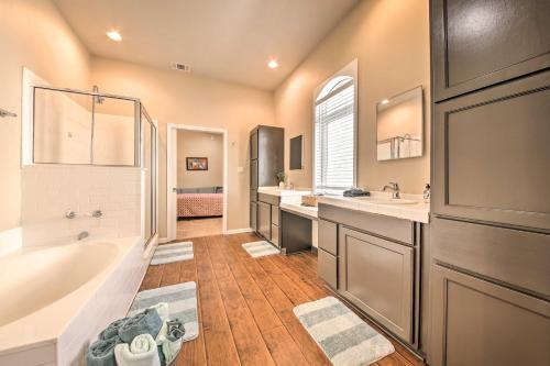 Guadalupe River Haus With Boat Slip And Water Views!