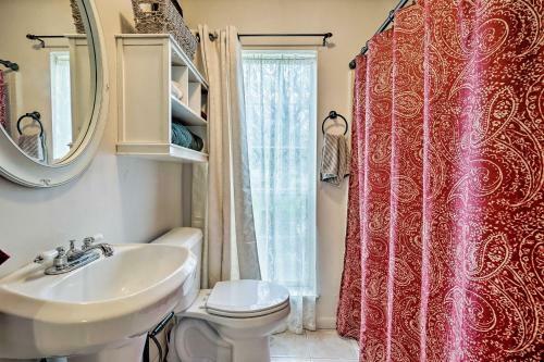 Riverfront House With Deck, 7 Mi To San Marcos!