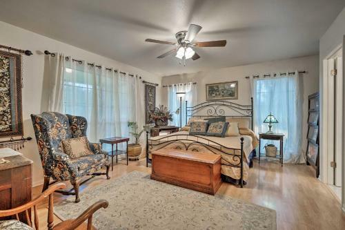 Riverfront House With Deck, 7 Mi To San Marcos!