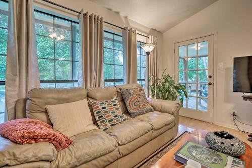 Riverfront House With Deck, 7 Mi To San Marcos!