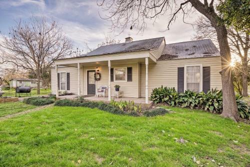 Riverfront House With Deck, 7 Mi To San Marcos!