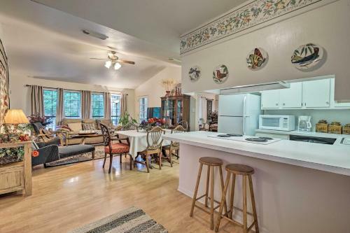 Riverfront House With Deck, 7 Mi To San Marcos!