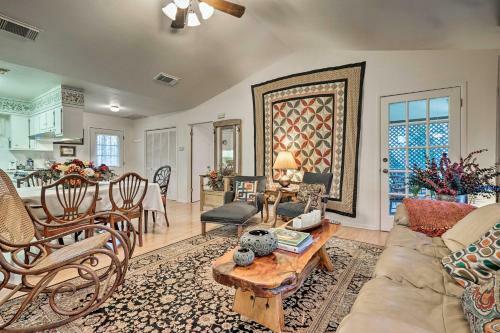 Riverfront House With Deck, 7 Mi To San Marcos!