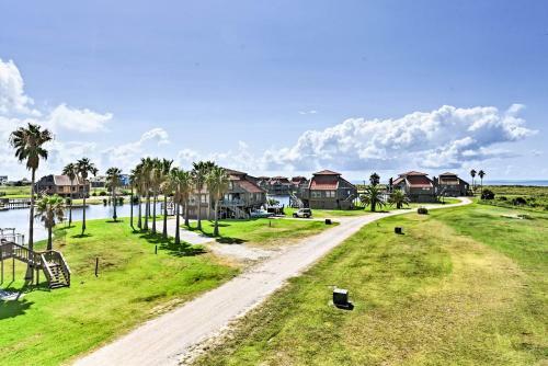 Matagorda Townhome With Deck, Views, Pool Access
