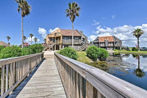 Matagorda Townhome With Deck, Views, Pool Access