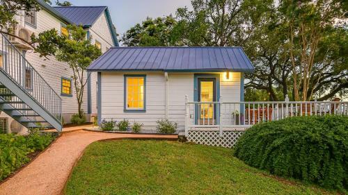 Downtown Marble Falls Boutique House