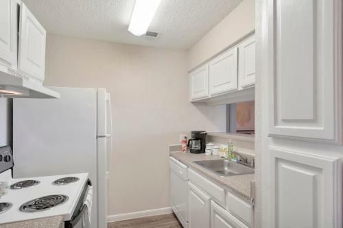 Quaint Midland 1br With Private Balcony