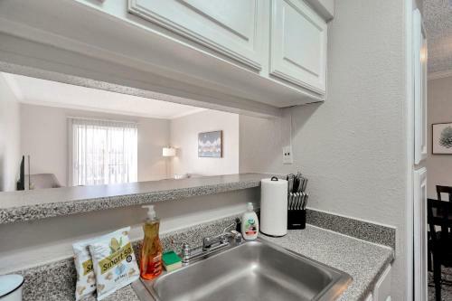 Quaint Midland 1br With Private Balcony