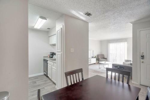 Quaint Midland 1br With Private Balcony