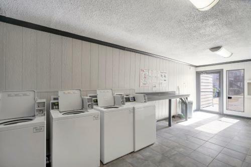 Quaint Midland 1br With Private Balcony