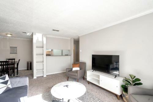 Quaint Midland 1br With Private Balcony