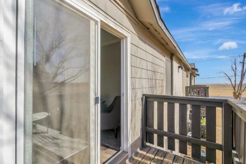 Quaint Midland 1br With Private Balcony