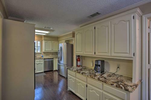 Family-friendly Home With Pool Table And Grill!