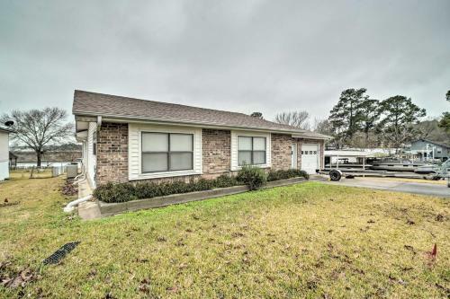 Lake Livingston Hideaway With Dock And Gas Grill!